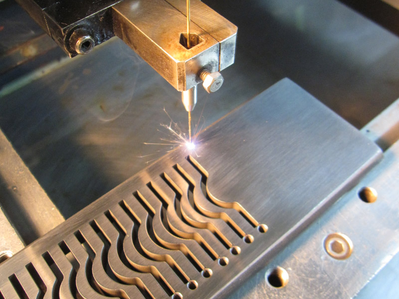 Tin tức & Sự kiện Gia Công EDM & Cắt Dây: Giải Pháp Hoàn Hảo Cho Các Chi Tiết Phức Tạp