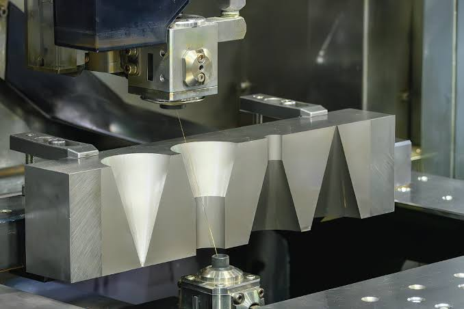 Tin tức & Sự kiện Gia Công EDM & Cắt Dây: Giải Pháp Hoàn Hảo Cho Các Chi Tiết Phức Tạp